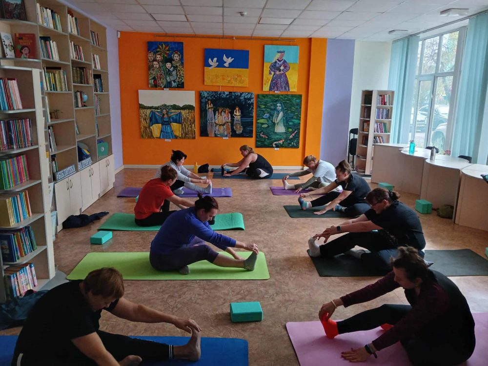 Ділимося традиційним фотозвітом із занять йогою для дорослих.