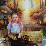 Якщо ви любите спокійні ранки, теплий чай, шелест золотих дерев і відчуття легкої ностальгії, тоді обов’язково завітайте до нашої бібліотеки у фотозону "Барви осені".