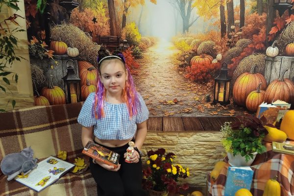 Якщо ви любите спокійні ранки, теплий чай, шелест золотих дерев і відчуття легкої ностальгії, тоді обов’язково завітайте до нашої бібліотеки у фотозону "Барви осені".