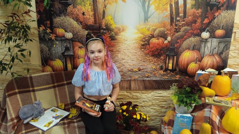 Якщо ви любите спокійні ранки, теплий чай, шелест золотих дерев і відчуття легкої ностальгії, тоді обов’язково завітайте до нашої бібліотеки у фотозону "Барви осені".