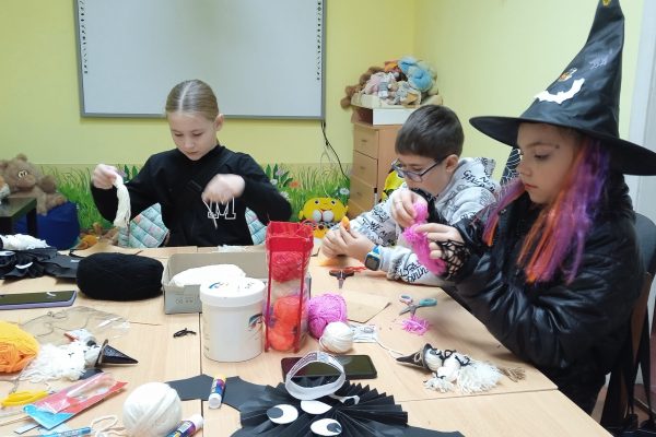 В бібліотеці “Дивосвіт” зібрались учасники гуртка “Креативне рукоділля”. Все для того, аби власноруч створити атмосферу Геловіну – виготовляли тематичні вироби, прикраси, маленькі сувеніри та маски.