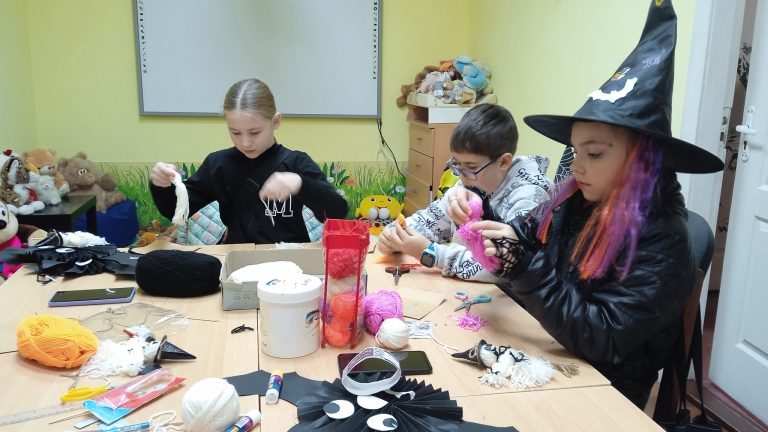 В бібліотеці “Дивосвіт” зібрались учасники гуртка “Креативне рукоділля”. Все для того, аби власноруч створити атмосферу Геловіну – виготовляли тематичні вироби, прикраси, маленькі сувеніри та маски.