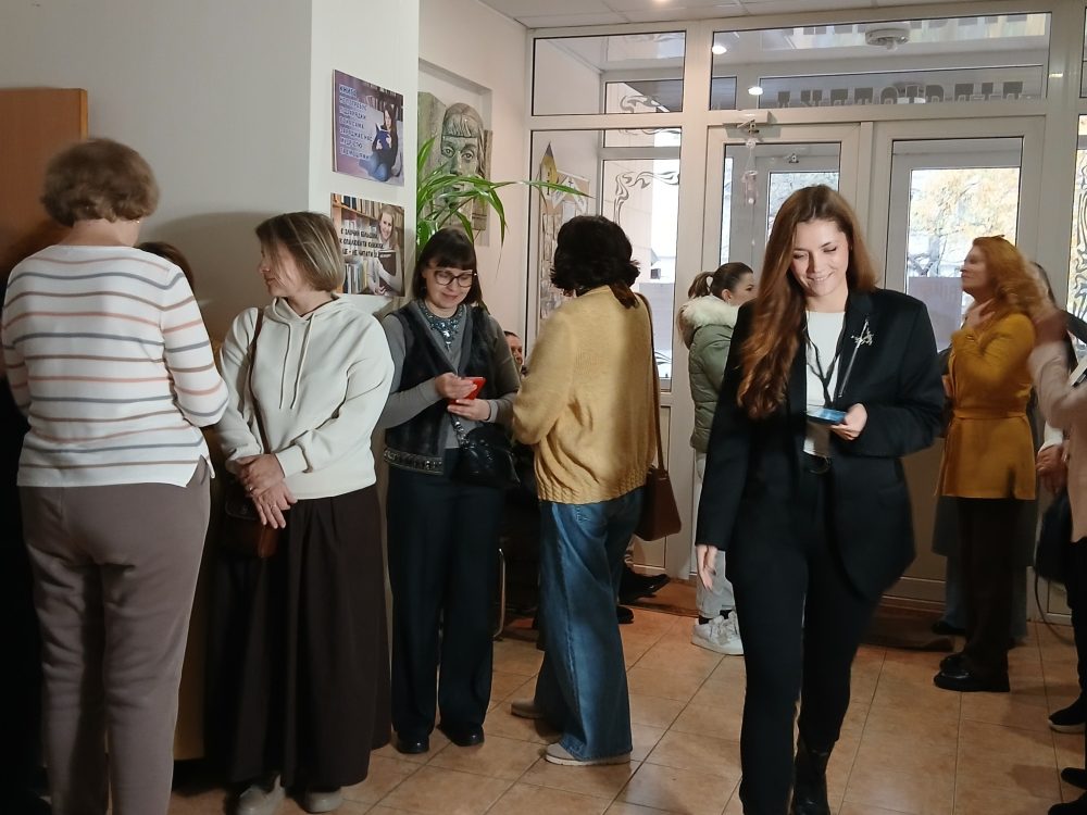 Дуже яскравий і незвичний за форматом захід відбувся вчора у нашій бібліотеці “Сузірʼя”. Тема заходу: “Україна починається з тебе!”.