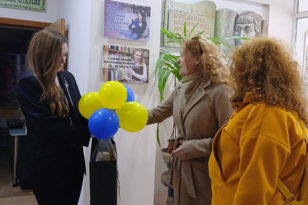 Дуже яскравий і незвичний за форматом захід відбувся вчора у нашій бібліотеці “Сузірʼя”. Тема заходу: “Україна починається з тебе!”.