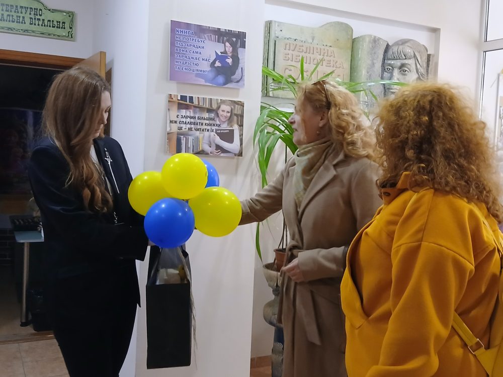 Дуже яскравий і незвичний за форматом захід відбувся вчора у нашій бібліотеці “Сузірʼя”. Тема заходу: “Україна починається з тебе!”.