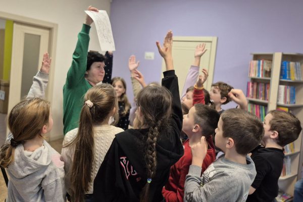 Літературна зустріч з циклу “Книги – ювіляри року” відбулася в бібліотеці на Пріорці для наших любих читайликів, учнів 3-Б класу Ліцею 14 імені українського професора Грушевського Сергія Федоровича. Читали книгу “36 і 6 котів”.