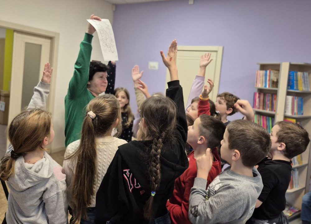 Літературна зустріч з циклу “Книги – ювіляри року” відбулася в бібліотеці на Пріорці для наших любих читайликів, учнів 3-Б класу Ліцею 14 імені українського професора Грушевського Сергія Федоровича. Читали книгу “36 і 6 котів”.