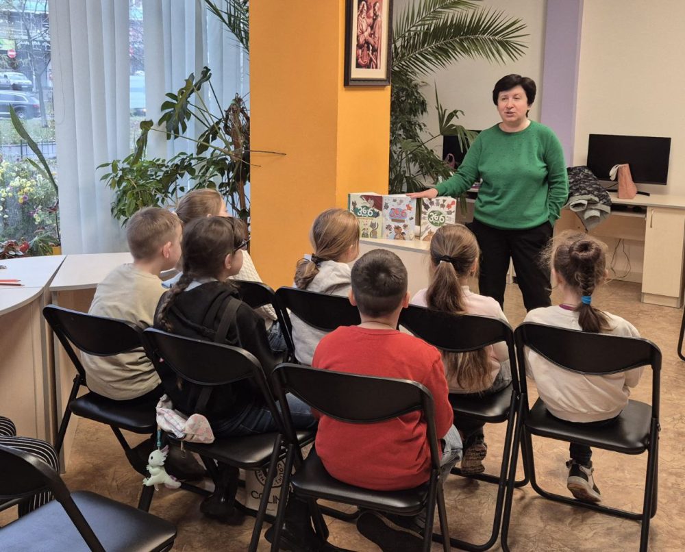 Літературна зустріч з циклу “Книги – ювіляри року” відбулася в бібліотеці на Пріорці для наших любих читайликів, учнів 3-Б класу Ліцею 14 імені українського професора Грушевського Сергія Федоровича. Читали книгу “36 і 6 котів”.