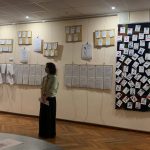 Не тільки вистояти, а й перетворити випробування на власну нову силу. Не тільки вижити, а й почати втілювати свої мрії у життя. Не тільки не зневіритися, а й запалювати інших жити, творити, любити. Такими є головні меседжі виставки-книги “На даху Мірамбіки: війна крізь людину” письменниці, мисткині, бібліотекарки Любові ЄВИ. Виставку відкрито 6 листопада у виставковій залі “OBOLON- ART” бібліотеки імені Героїв Небесної Сотні для дітей