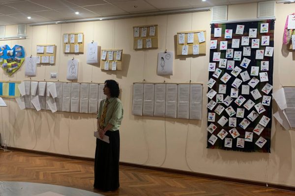 Не тільки вистояти, а й перетворити випробування на власну нову силу. Не тільки вижити, а й почати втілювати свої мрії у життя. Не тільки не зневіритися, а й запалювати інших жити, творити, любити. Такими є головні меседжі виставки-книги “На даху Мірамбіки: війна крізь людину” письменниці, мисткині, бібліотекарки Любові ЄВИ. Виставку відкрито 6 листопада у виставковій залі “OBOLON- ART” бібліотеки імені Героїв Небесної Сотні для дітей