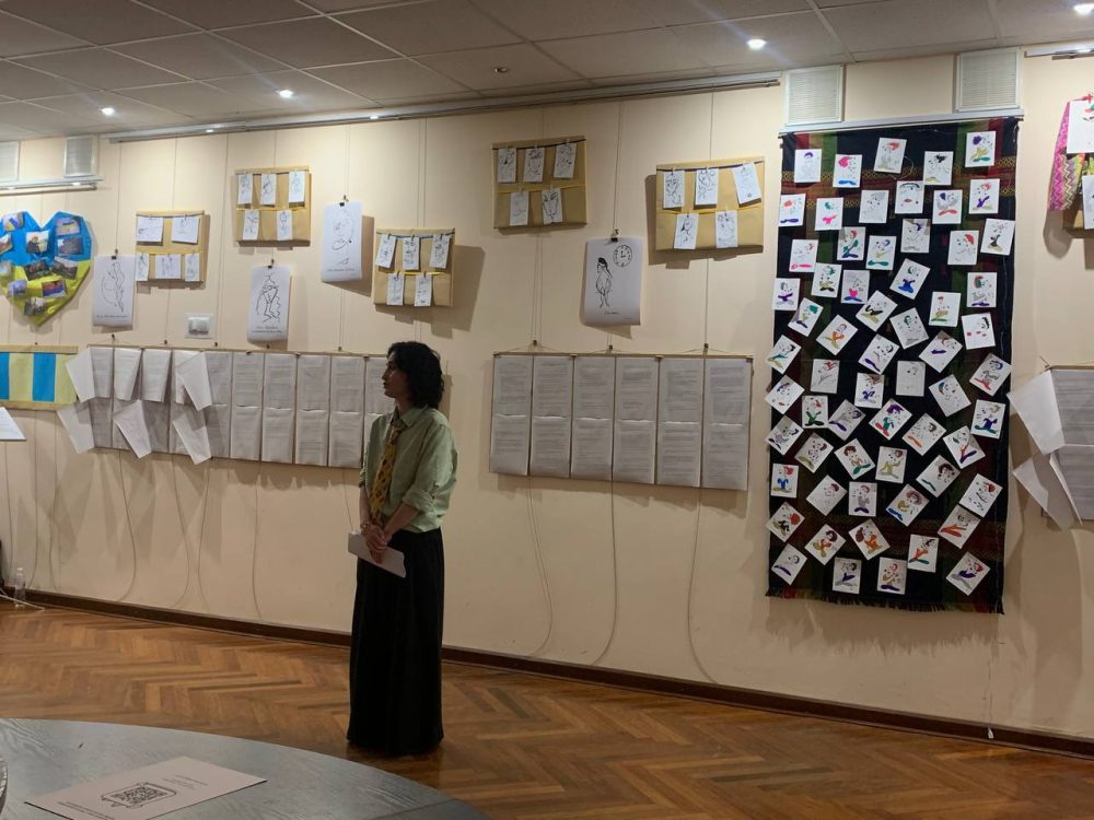 Не тільки вистояти, а й перетворити випробування на власну нову силу. Не тільки вижити, а й почати втілювати свої мрії у життя. Не тільки не зневіритися, а й запалювати інших жити, творити, любити. Такими є головні меседжі виставки-книги “На даху Мірамбіки: війна крізь людину” письменниці, мисткині, бібліотекарки Любові ЄВИ. Виставку відкрито 6 листопада у виставковій залі “OBOLON- ART” бібліотеки імені Героїв Небесної Сотні для дітей