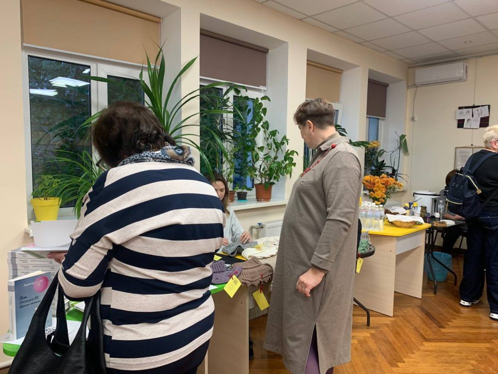 Не тільки вистояти, а й перетворити випробування на власну нову силу. Не тільки вижити, а й почати втілювати свої мрії у життя. Не тільки не зневіритися, а й запалювати інших жити, творити, любити. Такими є головні меседжі виставки-книги “На даху Мірамбіки: війна крізь людину” письменниці, мисткині, бібліотекарки Любові ЄВИ. Виставку відкрито 6 листопада у виставковій залі “OBOLON- ART” бібліотеки імені Героїв Небесної Сотні для дітей