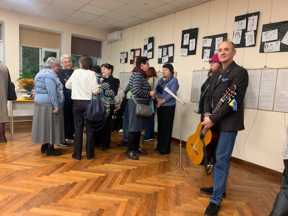 Не тільки вистояти, а й перетворити випробування на власну нову силу. Не тільки вижити, а й почати втілювати свої мрії у життя. Не тільки не зневіритися, а й запалювати інших жити, творити, любити. Такими є головні меседжі виставки-книги “На даху Мірамбіки: війна крізь людину” письменниці, мисткині, бібліотекарки Любові ЄВИ. Виставку відкрито 6 листопада у виставковій залі “OBOLON- ART” бібліотеки імені Героїв Небесної Сотні для дітей