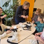 Бібліотека на Пріорці ділится яскравими моментами ще двох наших творчих майстерок, що об’єдналися однією чудовою темою – пухнастих хвостиків! Цього разу наші маленькі майстри створювали чарівних котиків і кішечок – м’яких, кольорових, кумедних, кожного з власним характером і настроєм.