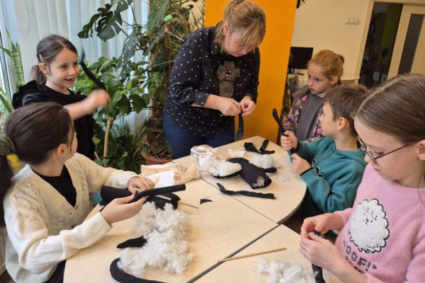 Бібліотека на Пріорці ділится яскравими моментами ще двох наших творчих майстерок, що об’єдналися однією чудовою темою – пухнастих хвостиків! Цього разу наші маленькі майстри створювали чарівних котиків і кішечок – м’яких, кольорових, кумедних, кожного з власним характером і настроєм.