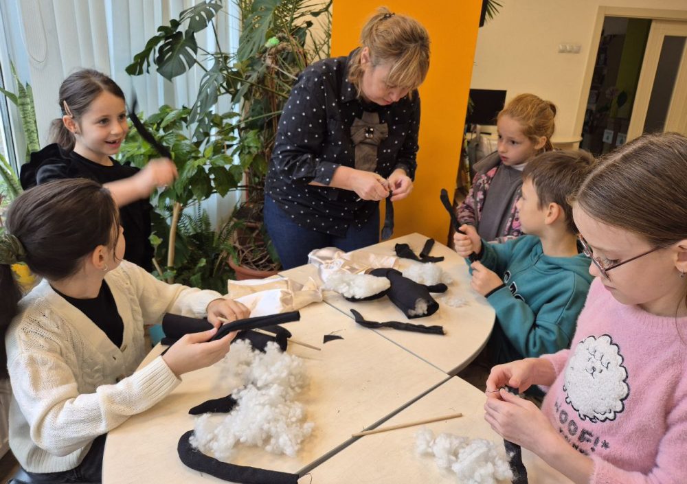 Бібліотека на Пріорці ділится яскравими моментами ще двох наших творчих майстерок, що об’єдналися однією чудовою темою – пухнастих хвостиків! Цього разу наші маленькі майстри створювали чарівних котиків і кішечок – м’яких, кольорових, кумедних, кожного з власним характером і настроєм.