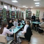 В нашій бібліотеці “Сузірʼя” відбувся майстер-клас із виготовлення прикрас-браслетів для учениць Ліцею №8. 