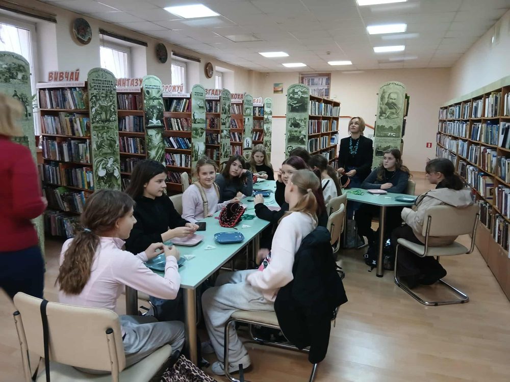 В нашій бібліотеці “Сузірʼя” відбувся майстер-клас із виготовлення прикрас-браслетів для учениць Ліцею №8. 