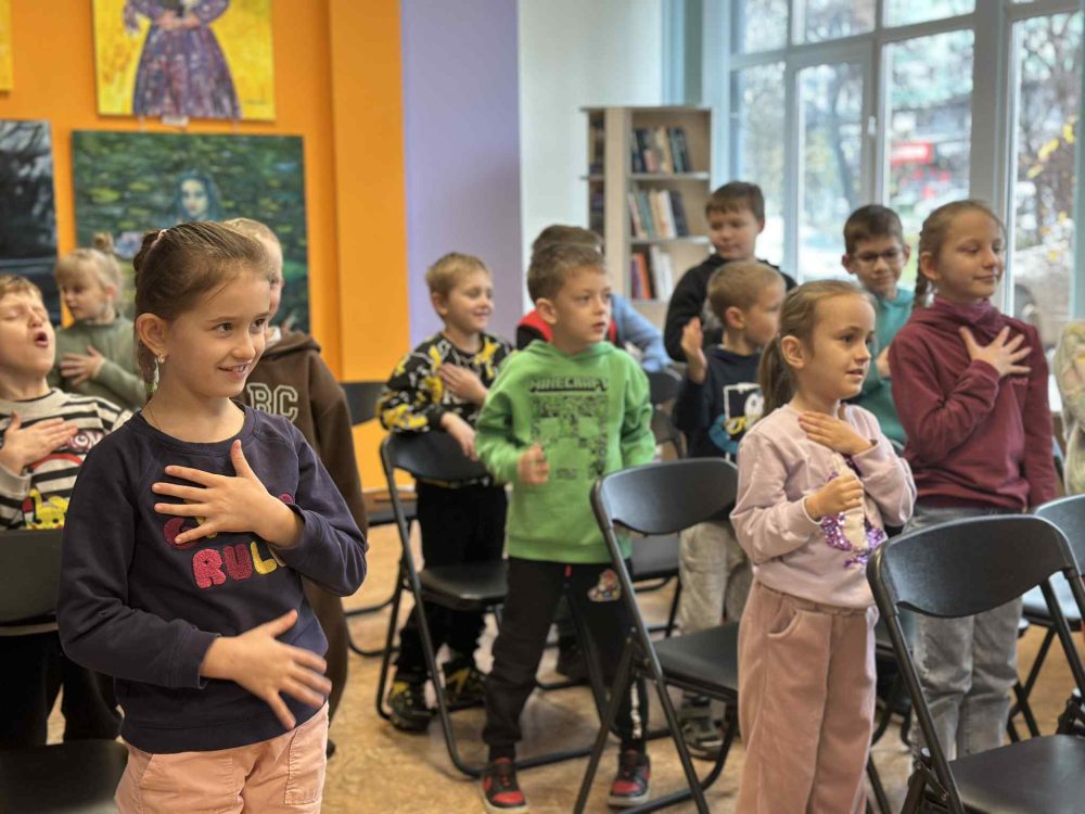 Про доброту і толерантність говорили сьогодні в бібліотеці на Пріорці з нашими читайликами, учнями 2-Б класу Ліцею 14 імені українського професора Грушевського Сергія Федоровича у Всесвітній день доброти.