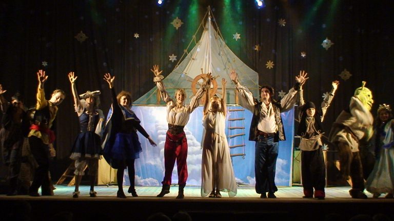 Київський народний театр “Новий Світ” разом з Публічною бібліотекою "Сузір'я" запрошує Вас 14 листопада о 16-00 на концертну програму "Барвиста Україна". Вона створена з любов’ю та вдячністю для всіх, хто вірить у добро, світло й силу людяності.