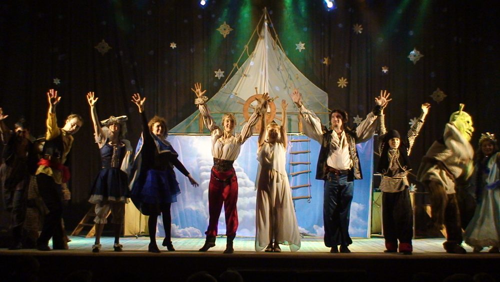 Київський народний театр “Новий Світ” разом з Публічною бібліотекою "Сузір'я" запрошує Вас 14 листопада о 16-00 на концертну програму "Барвиста Україна". Вона створена з любов’ю та вдячністю для всіх, хто вірить у добро, світло й силу людяності.