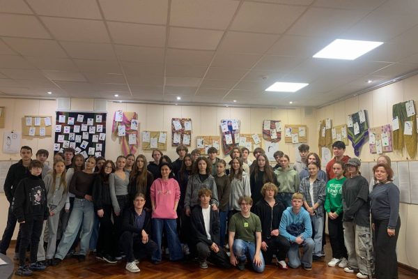 11 листопада, у третю річницю визволення Херсона, одинадцятикласники ліцею “Потенціал” відвідали літературно-музичний перформас, що відбувся  у виставковій залі “OBOLON- ART” бібліотеки імені Героїв Небесної Сотні для дітей. 