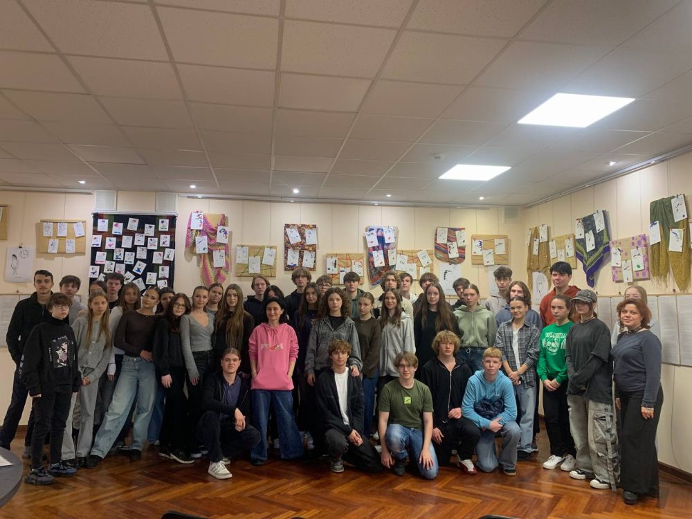 11 листопада, у третю річницю визволення Херсона, одинадцятикласники ліцею “Потенціал” відвідали літературно-музичний перформас, що відбувся  у виставковій залі “OBOLON- ART” бібліотеки імені Героїв Небесної Сотні для дітей. 