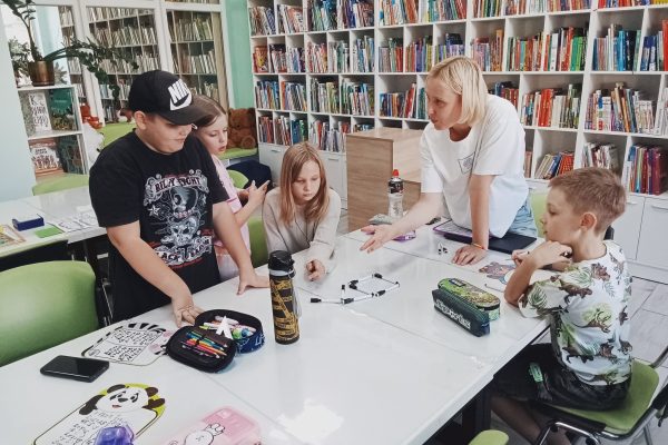 Непомітно, бо цікаво, в нашій бібліотеці імені Олени Пчілки пролетіли майже два місяці навчання разом з Юною Бережною  у WOW Reading Club. 