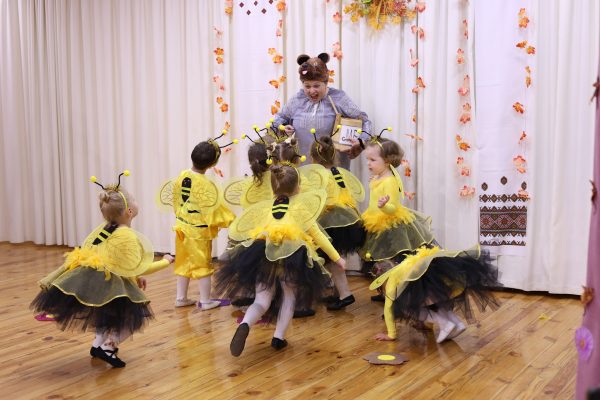 6 листопада у ДШМ № 5 ім. Л. Венедиктова панувала тепла, яскрава та радісна атмосфера – відбулося осіннє свято наймолодших учасників ансамблю танцю «Джерело».