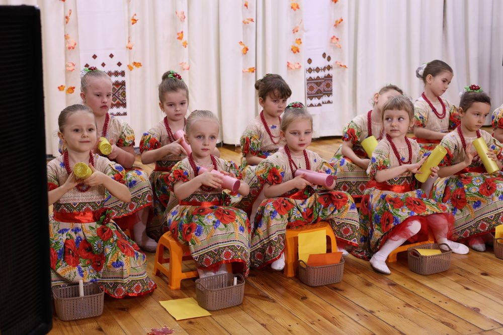 6 листопада у ДШМ № 5 ім. Л. Венедиктова панувала тепла, яскрава та радісна атмосфера – відбулося осіннє свято наймолодших учасників ансамблю танцю «Джерело».