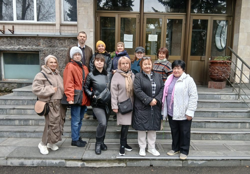 Ми бібліотекою “Сузірʼя” з колегами-бібліотекарями Оболонського району мали нагоду перенестися в часі і дізнатися багато цікавого про історію наших сусідів – видатного, знаного у світі Інституту надтвердих матеріалів імені академіка В.М.Бакуля. 