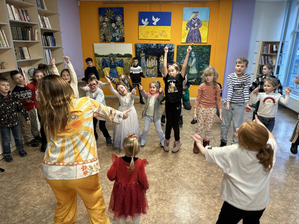 Нещодавно в бібліотеці на Пріорці було неймовірно гамірно і радісно і навіть трішечки казково. Таких активних і незвичних зустрічей з автором у нас ще точно не було! Авторка дитячих історій Юлія Назарко запалила своєю енергією не лише малечу, а й батьків.