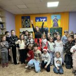 Нещодавно в бібліотеці на Пріорці було неймовірно гамірно і радісно і навіть трішечки казково. Таких активних і незвичних зустрічей з автором  у нас ще точно не було! Авторка дитячих історій Юлія Назарко запалила своєю енергією не лише малечу, а й батьків. 