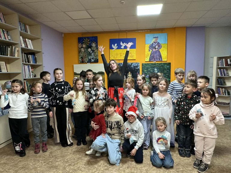 Нещодавно в бібліотеці на Пріорці було неймовірно гамірно і радісно і навіть трішечки казково. Таких активних і незвичних зустрічей з автором  у нас ще точно не було! Авторка дитячих історій Юлія Назарко запалила своєю енергією не лише малечу, а й батьків. 