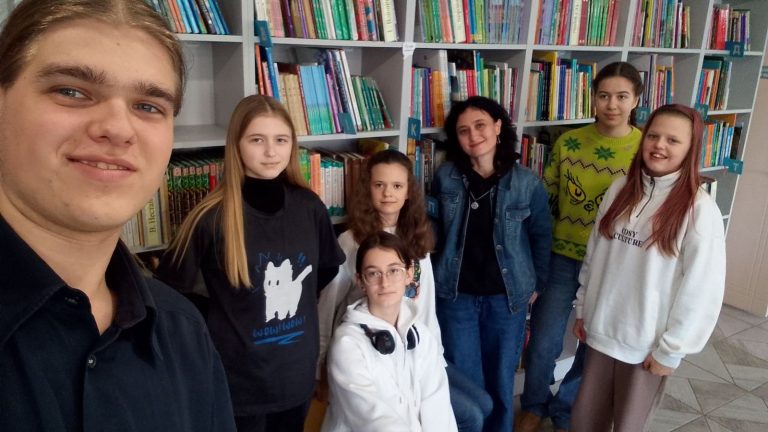 Щастя – це стан чи набір конкретних речей, подій, обставин? Що робить мене щасливим/щасливою? На ці теми 13 грудня міркували в Клубі юних філософів, що діє при бібліотеці ім. Героїв Небесної Сотні для дітей.