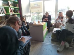 Щастя – це стан чи набір конкретних речей, подій, обставин? Що робить мене щасливим/щасливою? На ці теми 13 грудня міркували в Клубі юних філософів, що діє при бібліотеці ім. Героїв Небесної Сотні для дітей.