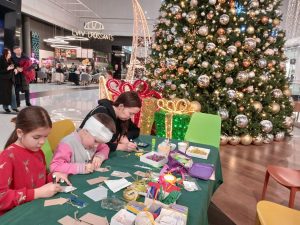 Ми бібліотекою на Пріорці приєдналися до марафону новорічно-різдвяних майстерок. Вони відбуваються впродовж грудня у торгівельно-розважальному комплексі Blockbuster Mail у співпраці з Culture Obolon. 