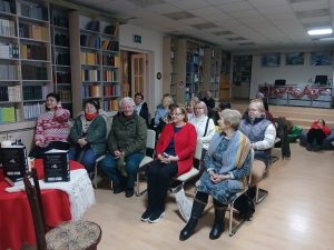 Вчора в нашій бібліотеці “Сузірʼя” відбувся чудовий передріздвяний захід, душевний та затишний. Письменниця Міла Іванцова презентувала нову збірку “Дари волхвів. Історії під різдвяні дзвони” харківського видавництва “Readberry”, в якій є і її оповідання. 