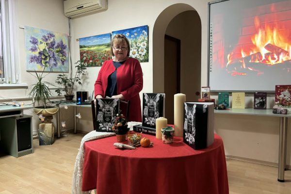 Вчора в нашій бібліотеці “Сузірʼя” відбувся чудовий передріздвяний захід, душевний та затишний. Письменниця Міла Іванцова презентувала нову збірку “Дари волхвів. Історії під різдвяні дзвони” харківського видавництва “Readberry”, в якій є і її оповідання. 
