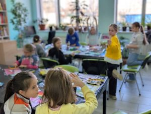 Натхнення, що оживає на полотні: у бібліотеці підбили підсумки творчого місяця студії “Factory”