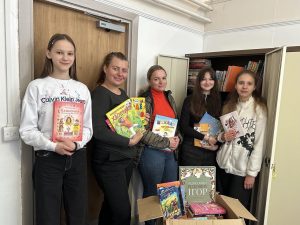 Книги, що єднають: українська бібліотека у Шотландії поповнюється завдяки небайдужим