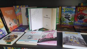 Подарунки з “Книжкової країни”: бібліотека поповнилася виданнями з автографами авторів