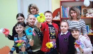 «Мама – натхнення моє»: у бібліотеці «Дивосвіт» діти створювали паперові квіти для найдорожчих
