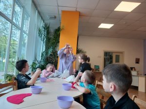 Намистинки любові: у “Майстерні радості” діти створювали прикраси для найдорожчих