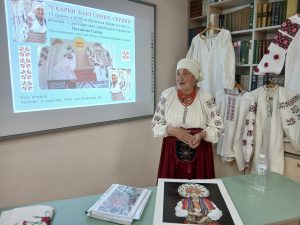 Скарби бабусиних скринь: у бібліотеці говорили про українську старовину, символи та вишивку