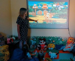 Безпечна дорога починається з тебе: у бібліотеці відбулася година безпеки для дітей