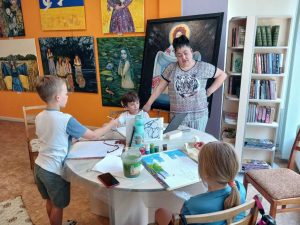 «Усі кольори радості»: літо, творчість і живопис у бібліотечній артмайстерні