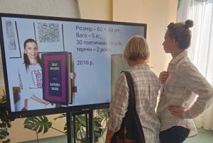 Вишивані книги, які можна побачити по-новому: інтерактивна виставка Олени Медведєвої